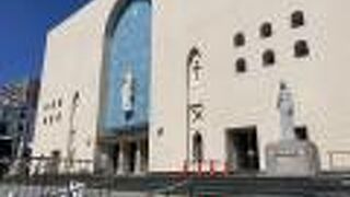 綺麗なステンドグラスがあります