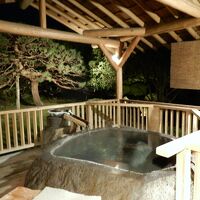 大浴場の露天風呂　岩をくりぬいて作られています。