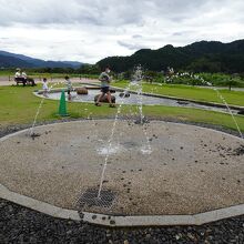 裏手は子どもたちが遊べるスペース