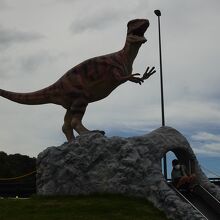 恐竜のオブジェと滑り台