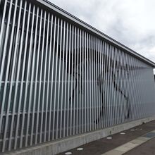 恐竜が描かれた壁面