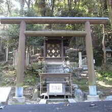 ここは奥の社殿「栖松遥拝殿」です