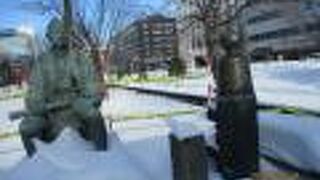 創成川沿いの像