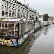 ムント塔の近くの水上花市場