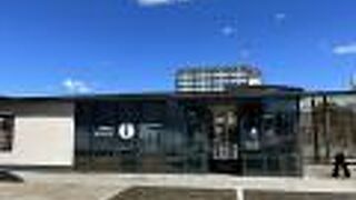 全面ガラス張りの建屋