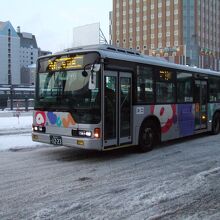 銀色のポップな車体です