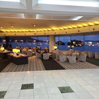 夜のロビーラウンジ