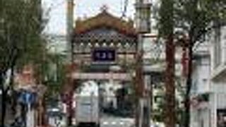 朱雀神を祀る赤い牌楼！