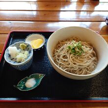 食堂で頂いたそばの様子。