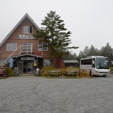 麦草峠近くにある山小屋。館内はストーブが焚かれ、暖かいです。