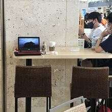 コンセント利用できる席があります。