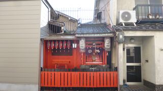 今は建物に挟まれているけれど