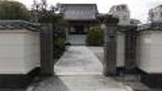 本堂前の参道の石畳がきれいなお寺