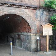 京都地下鉄東西線の蹴上駅のすぐ近く、南禅寺に向かう途中に面白いトンネルがありました。