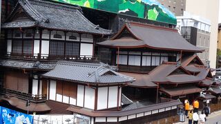 今は工事中で、外観は一部のみ