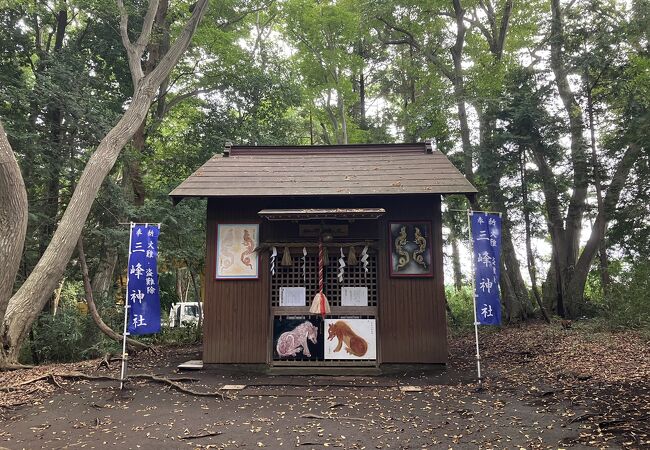 秩父三峰神社の末社「御犬様」