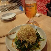 プレミアムモルツ６００円と黄ニラと干し豆腐８００円。美味しい