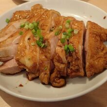 蒸し鶏の醤油煮、８００円。しっとりして柔らかった