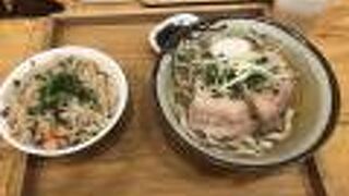 こじんまりとした沖縄そば屋。でも好き。