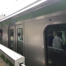 車両。　緑の線が目印です。