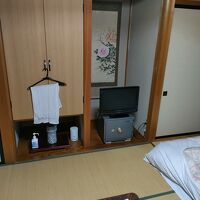 10畳の部屋に床の間、金庫あり。