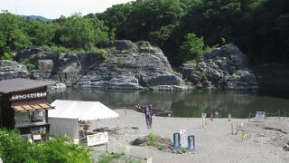 水の流れは静かです