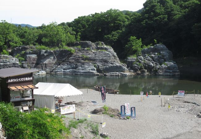 水の流れは静かです