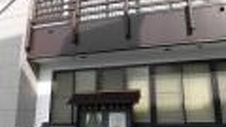 樹木も少ないので住宅街の中にある普通のお寺