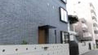 近代的なマンションと寺院が合体したよう建物