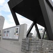 建物の周囲にも作品が置かれています