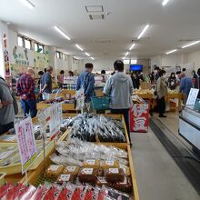混雑している店内