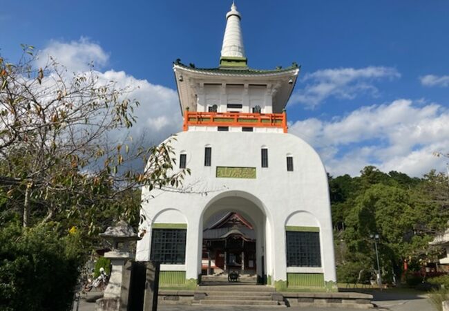 山門の形状がかなり独特です