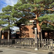 高山陣屋の前で