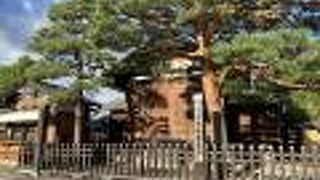 中橋のたもとにある