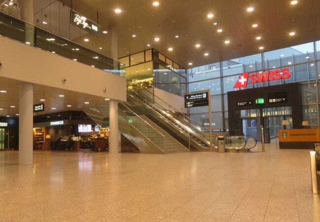 チューリッヒ国際空港 (ZRH) クチコミ・アクセス・営業時間