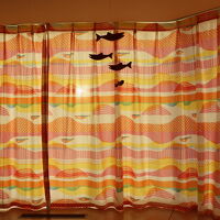 鮭柄のカーテン