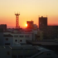 部屋の窓からの夕景