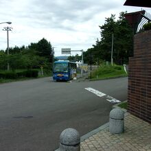 修道院の前にバスは停まります。