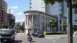 低層部分は、歴史的建築物である「旧横浜銀行本店別館（元第一銀行横浜支店）」の保存・復元された部分です。