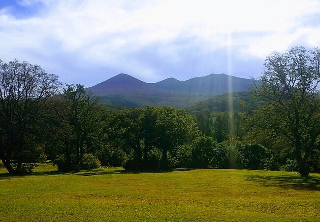 草原越しに見る八甲田の山々が美しい