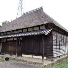 高野煎餅では、見沼田んぼのお米でお煎餅を焼いて売っていた