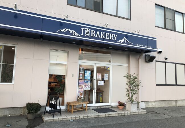 おいしいバゲットをいただきました、かなり人気のある店で、入場制限もありました、おいしかったのでお勧めします