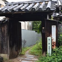 小塔院跡の入り口