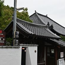 やすらぎの道沿いにある