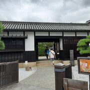 倉敷美観地区の入口に位置していて、観光案内所も兼ねます