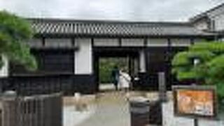 倉敷美観地区の入口に位置していて、観光案内所も兼ねます