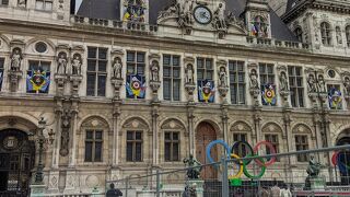 市庁舎前に2024年パリオリンピックの五輪のマーク