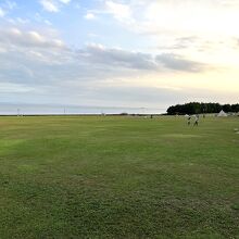 海に面した芝生広場