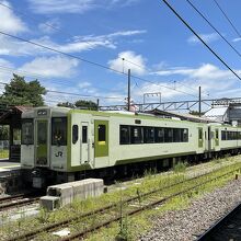 小淵沢駅に停まる小海線の列車