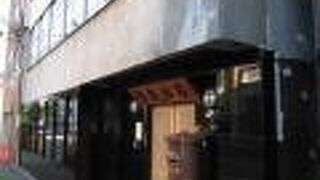 入口の大きな看板が目印になると思います